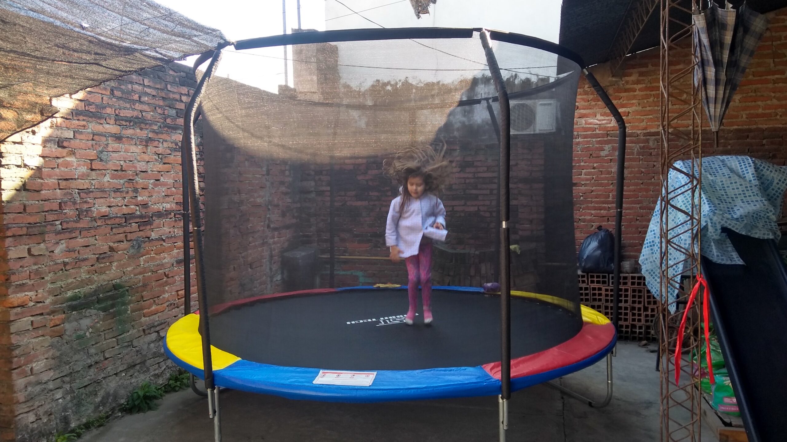 mi hija - saltando en la cama elástica
